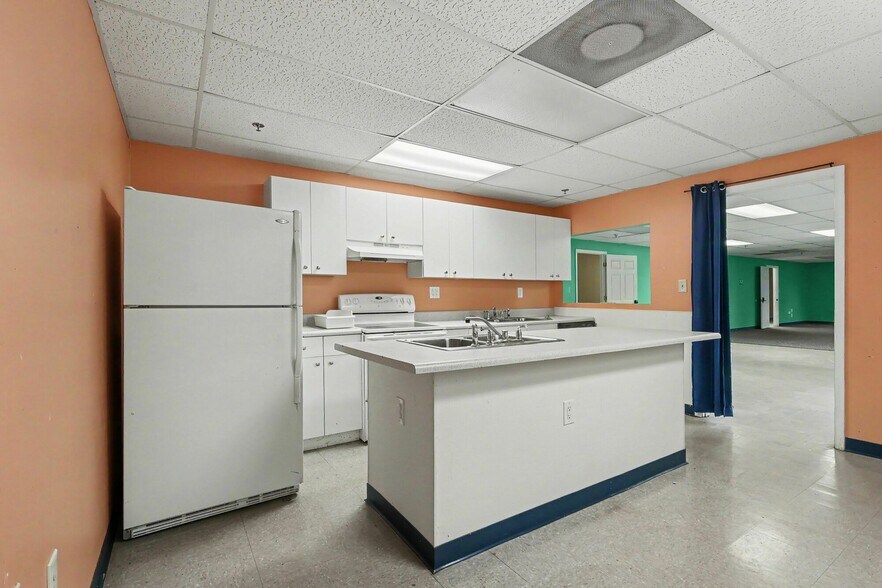 More Photos Of 1445 Cleveland Ave, East Point Showroom For Sale