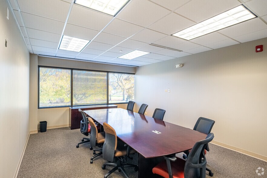 More Photos Of 387 Shuman Blvd, Naperville Medical For Lease