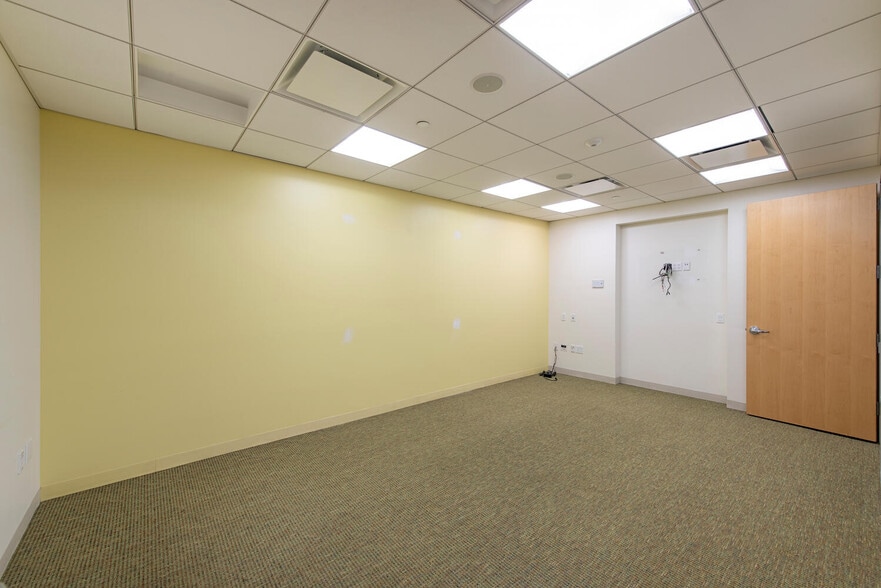 More Photos Of 350 5th Ave S, Naples Storefront Retail Office For Lease