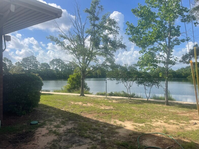 More Photos Of 716 Lakeside Dr W, Mobile Office For Lease