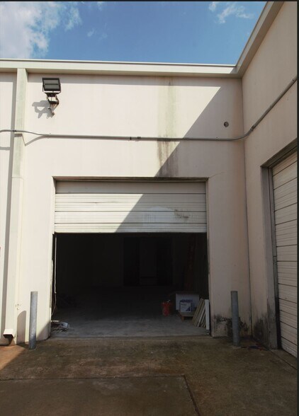 More Photos Of 10850 Wilcrest Dr, Houston Light Distribution For Lease