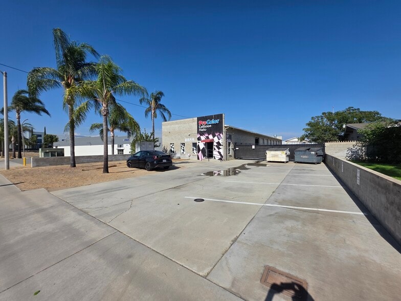 Primary Photo Of 1561-1571 S Lilac Ave, Bloomington Warehouse For Lease