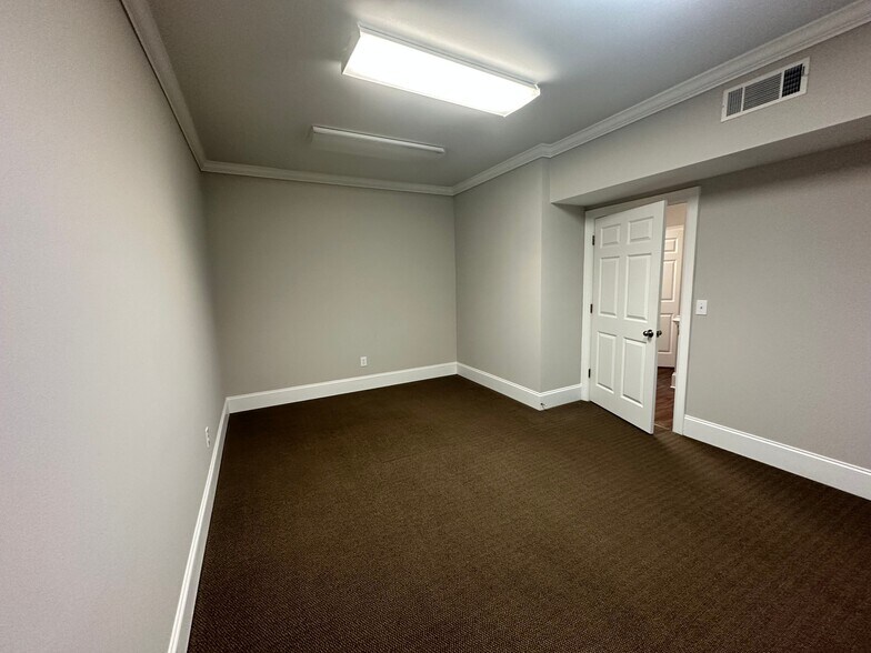 More Photos Of 327 Dahlonega St, Cumming Medical For Sale