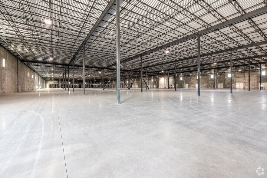 More Photos Of 7400 SE Convenience Blvd, Ankeny Warehouse For Lease