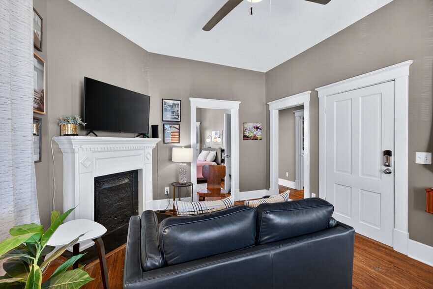 More Photos Of 11 E 41st St, Savannah Storefront Retail Residential For Sale