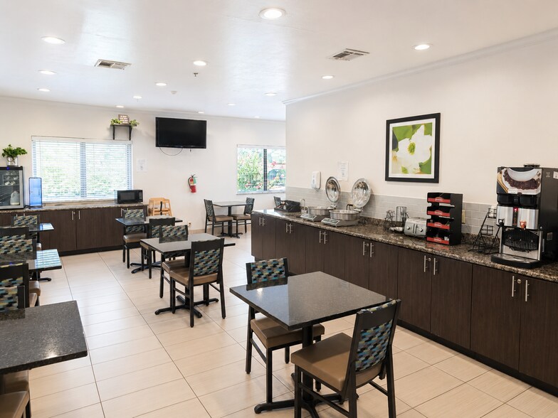 More Photos Of 2700 E 2nd St, Edmond Hotel For Sale