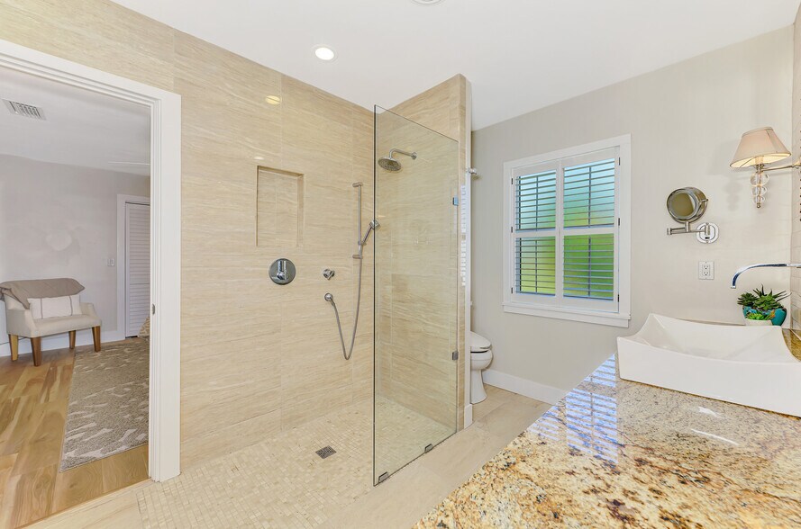 More Photos Of 400 Nokomis Ave S, Venice Specialty For Sale