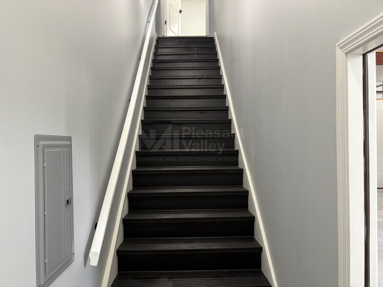 More Photos Of 1627 Krumroy Rd, Akron General Retail For Sale