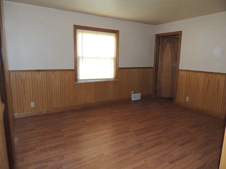 More Photos Of 726 Valley Rd, Menasha Bar For Sale