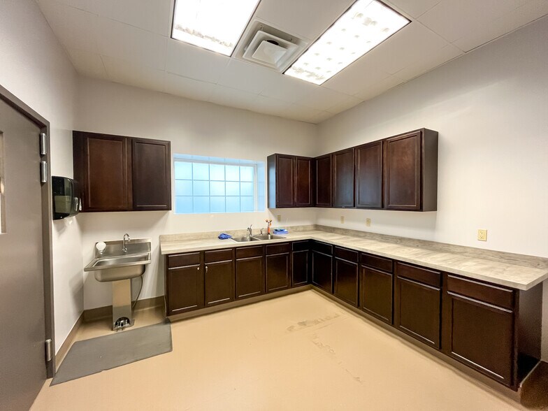 More Photos Of 3460 N Ridge Rd, Wichita Freestanding For Lease