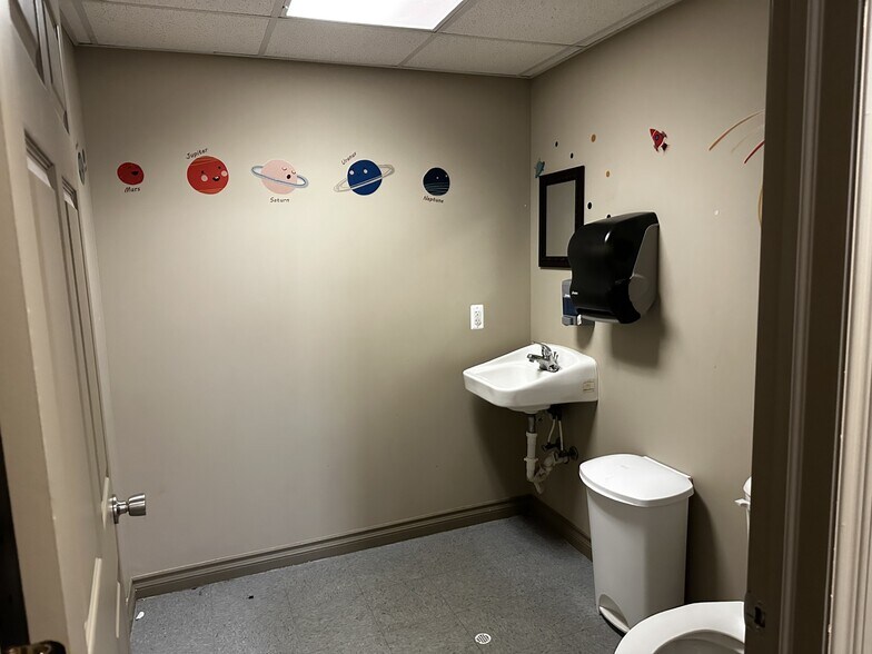 More Photos Of 15502 S Telegraph Rd, Monroe Medical For Lease