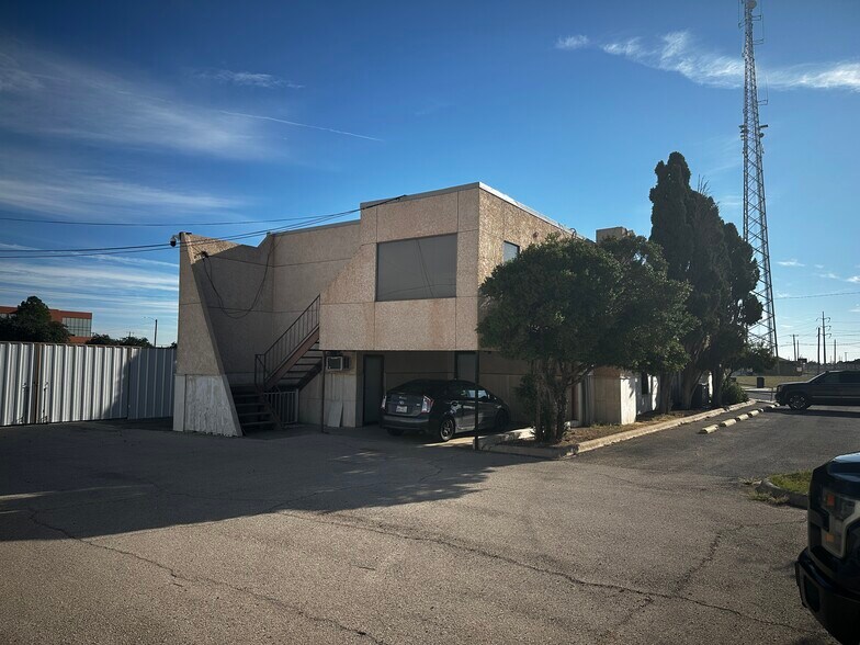 More Photos Of 125 N Fort Worth St, Midland Office For Sale