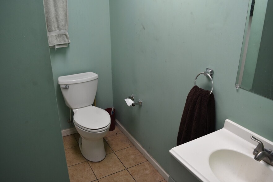 More Photos Of 11715 87th St N, Largo Warehouse For Sale