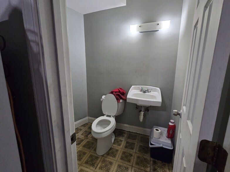 More Photos Of 3001 Jean Lafitte Pky, Chalmette Light Distribution For Sale