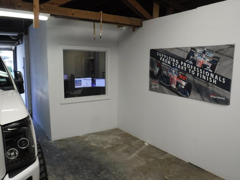 More Photos Of 103 N Live Oak St, Tomball Warehouse For Lease