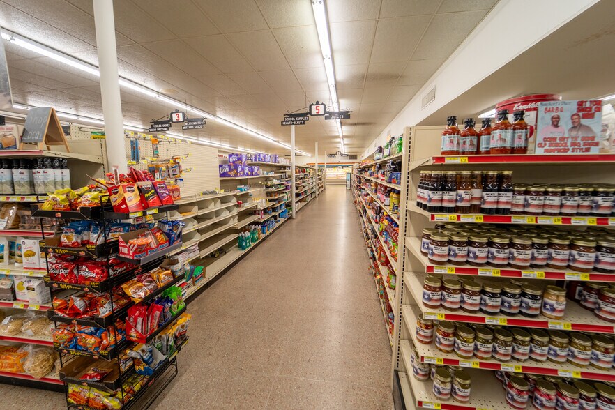 More Photos Of 1302 E Crestwood Dr, Victoria Storefront For Sale