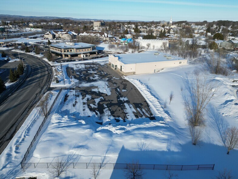 More Photos Of 2747 Chamberland St, Clarence-Rockland Freestanding For Lease