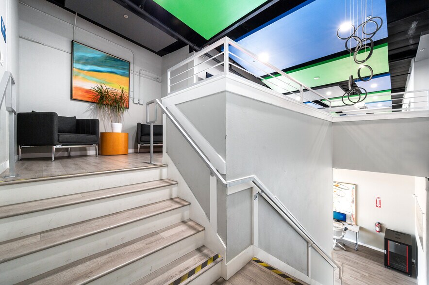 More Photos Of 800 E Dyer Rd, Santa Ana Showroom For Sale