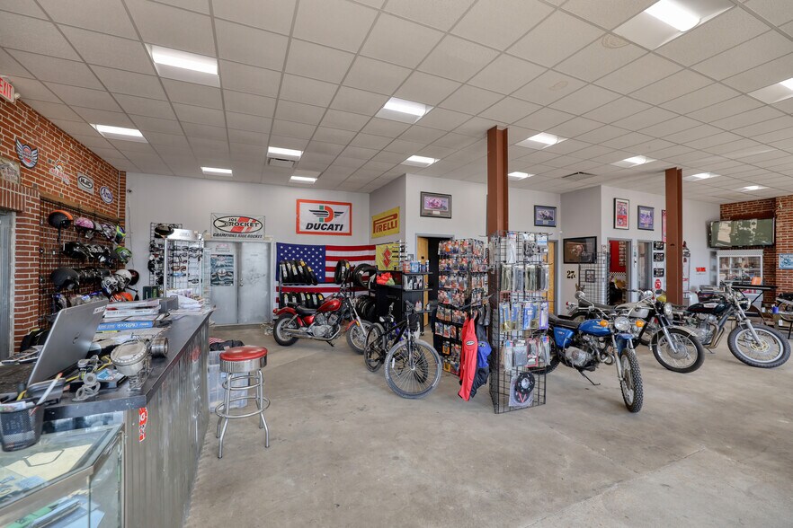 More Photos Of 8213 Gravois Rd, Affton Warehouse For Sale