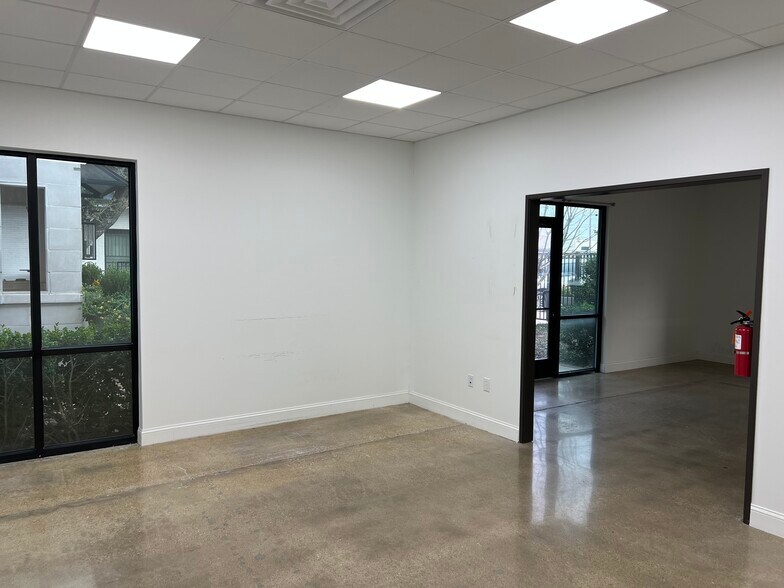 More Photos Of 10939 Shady Trl, Dallas Distribution For Lease