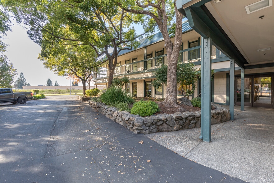 More Photos Of 6050 Commerce Blvd, Rohnert Park Office For Lease