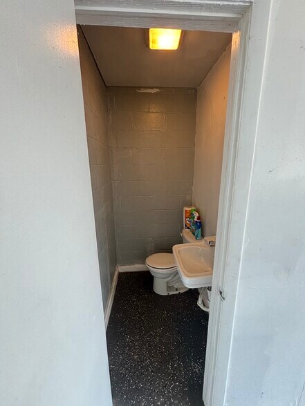 More Photos Of 2315 Bay St, Bristol Apartments For Lease