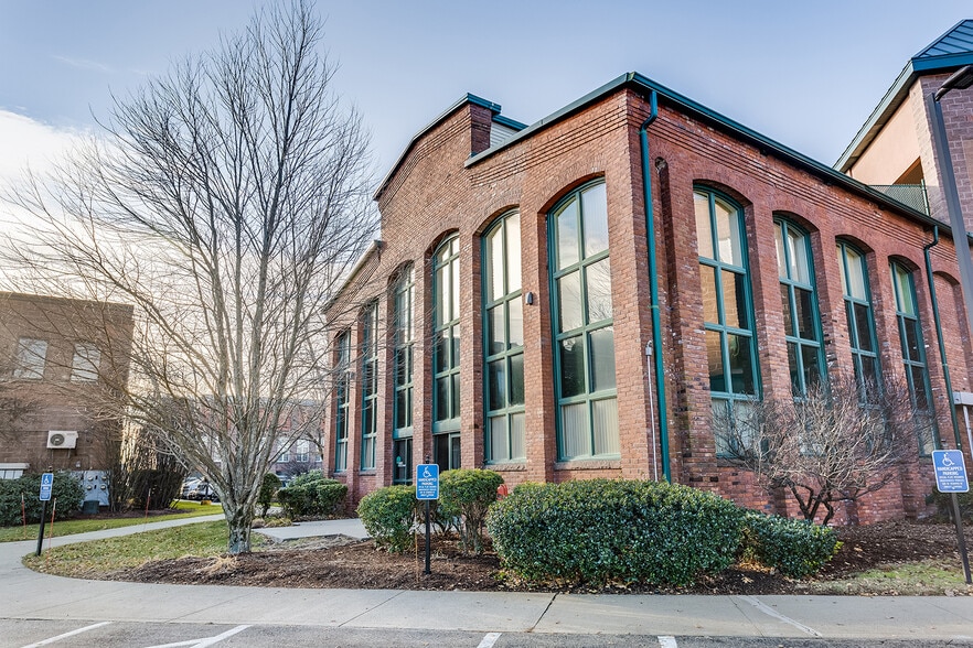 More Photos Of 3550 Main St, Springfield Medical For Lease