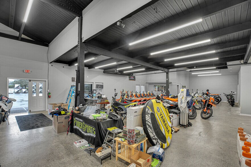 More Photos Of 993 NE Kane Dr, Gresham Freestanding For Lease