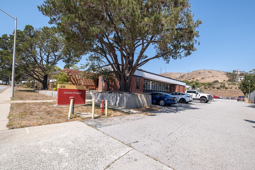 More Photos Of 430 Valley Dr, Brisbane Warehouse For Lease