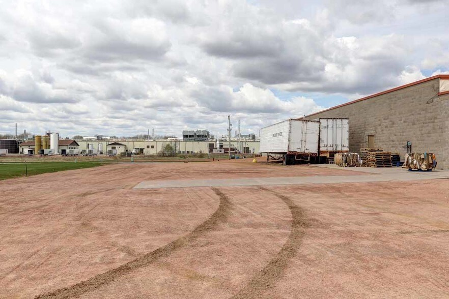 More Photos Of 1011-1013 E Spruce St, Abbotsford Storefront Retail Office For Lease