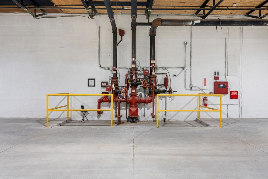 More Photos Of 8107 Chancellor Row, Dallas Warehouse For Lease