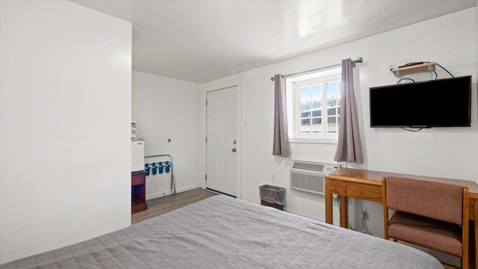 More Photos Of 5 Canada St, Lake George Hotel For Sale