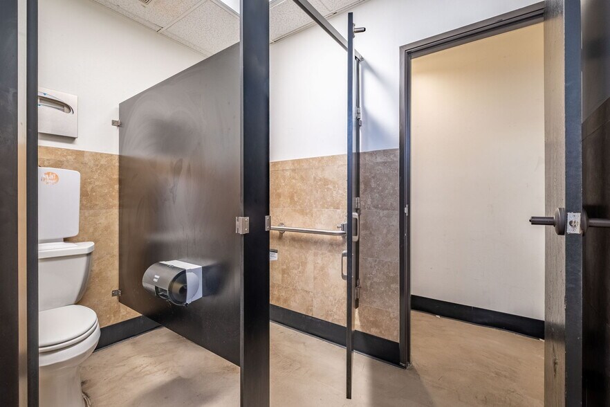 More Photos Of 550 N Golden Circle Dr, Santa Ana Office For Lease