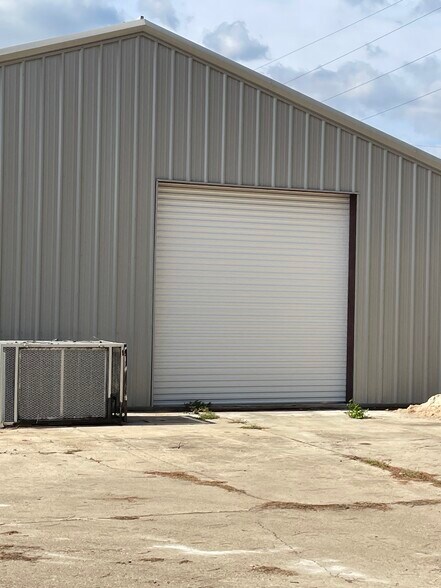 More Photos Of 15004 Montecino Dr, Hammond Flex For Lease