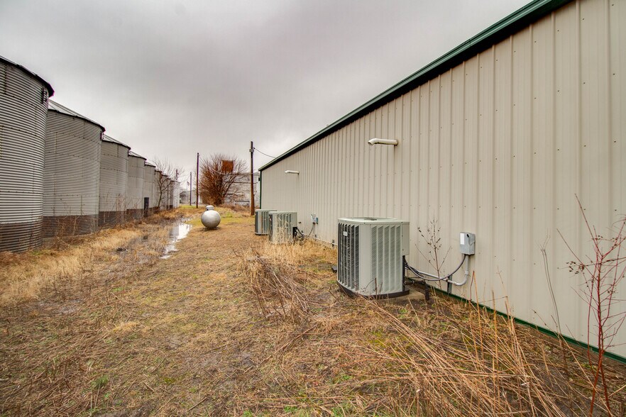 More Photos Of 22987 Cherry Ln, Jerseyville Storefront For Sale