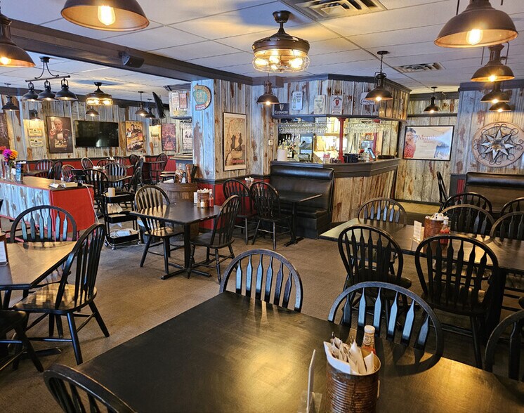 More Photos Of 105 James St, Parry Sound Restaurant For Sale