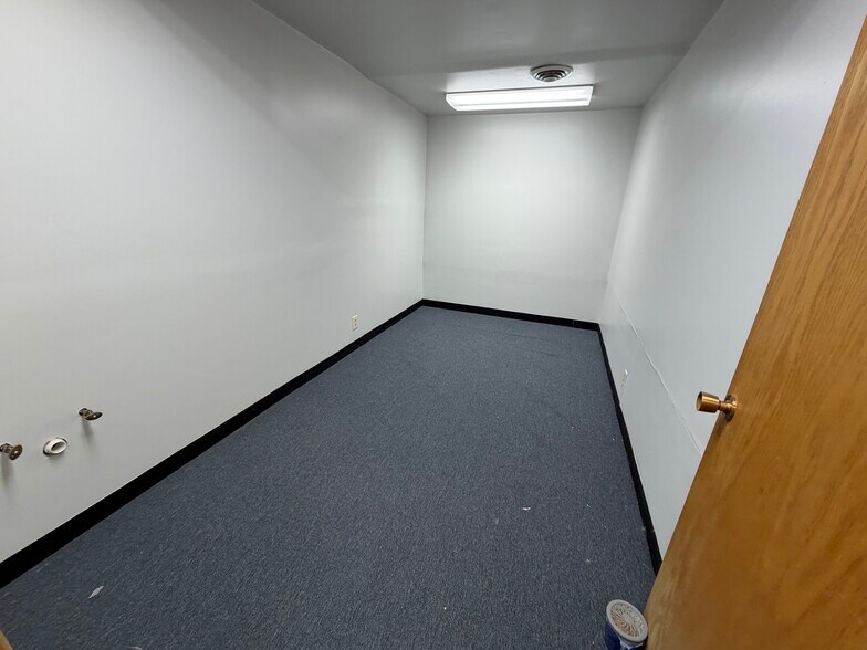 More Photos Of 511-515 Thornhill Dr, Carol Stream Unknown For Lease