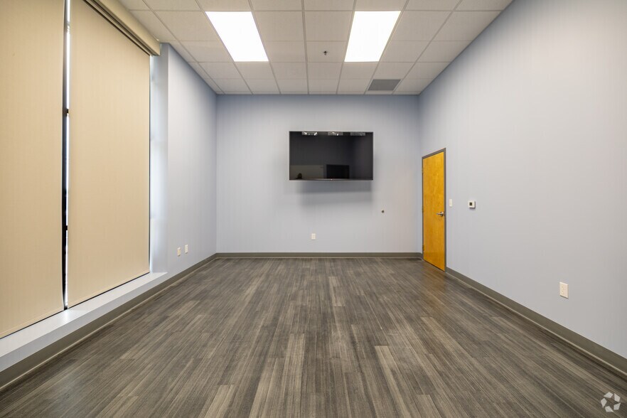 More Photos Of 12415 Old Lagrange Rd, Louisville Warehouse For Lease