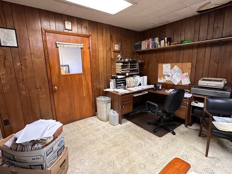 More Photos Of 105 E Hill St, Louisville Auto Repair For Sale