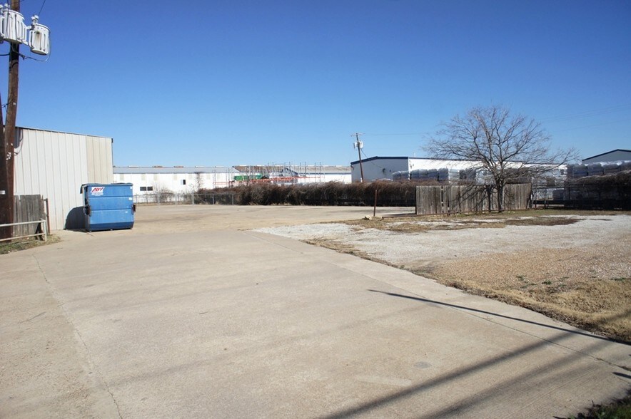 More Photos Of 8331 Hoyle Ave, Dallas Distribution For Sale