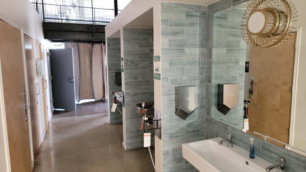More Photos Of 443 Bastrop Hwy, Austin Flex For Lease