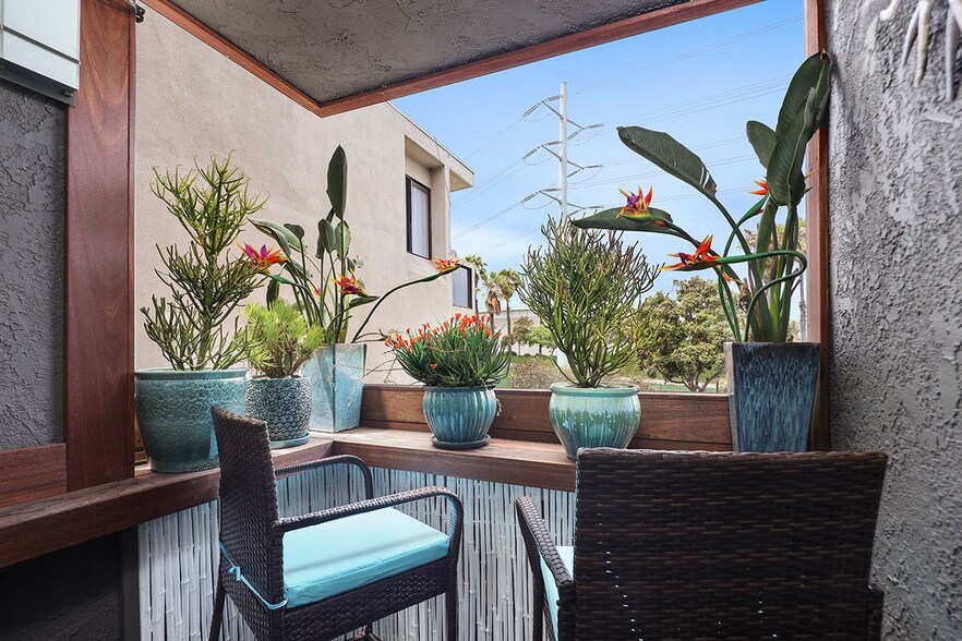More Photos Of 472 Rosecrans Ave, Manhattan Beach Apartments For Sale