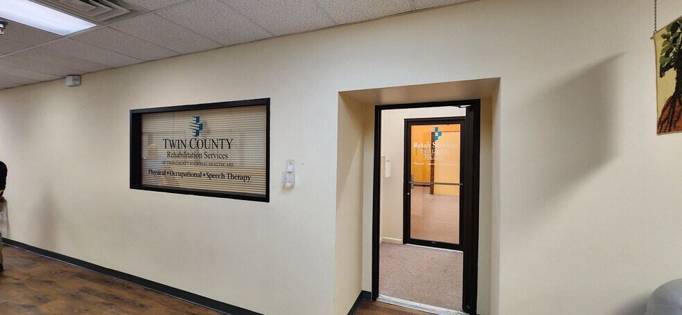 More Photos Of 568 E Main St, Independence Storefront For Lease