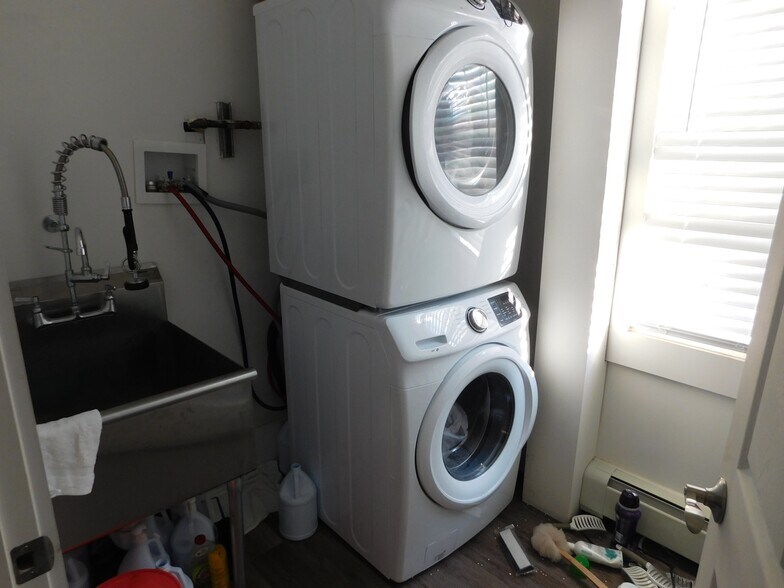 More Photos Of 52 Cedar Swamp Rd, Glen Cove Storefront Retail Residential For Lease