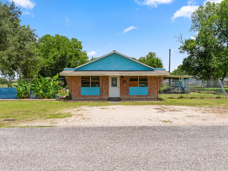 More Photos Of 909 Avenue C, Bay City Office For Sale