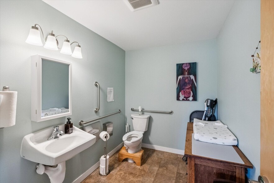 More Photos Of 615 SE 1st Ave, Canby Office For Sale