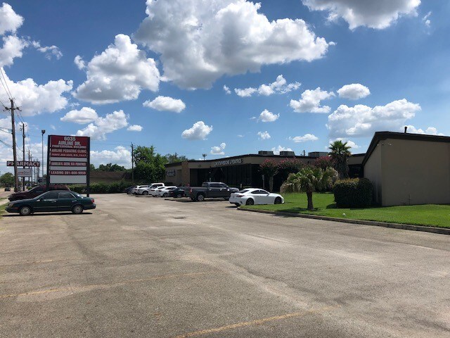 More Photos Of 6033-6035 Airline Dr, Houston Medical For Lease