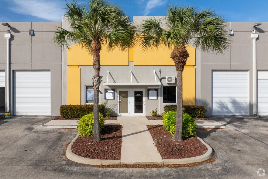 More Photos Of 12811 Commerce Lakes Dr, Fort Myers Warehouse For Lease