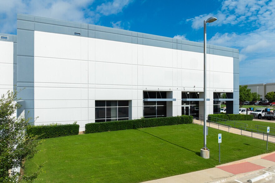 More Photos Of 15124 Grand River Rd, Fort Worth Distribution For Lease