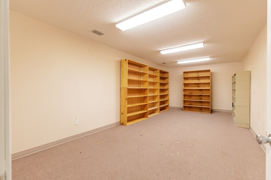 More Photos Of 510 N Walker St, Quitman Light Manufacturing For Sale